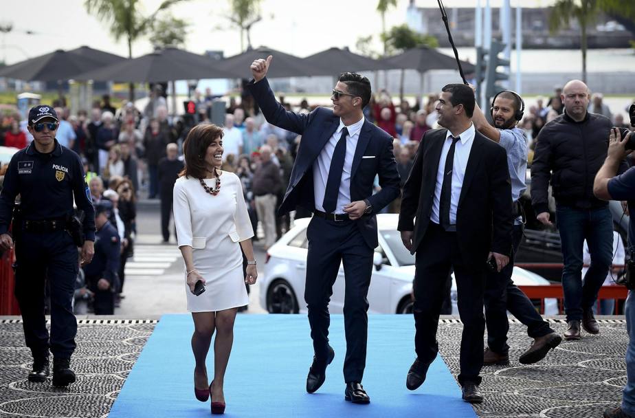 L’arrivo di Cristiano Ronaldo, a Funchal, Madeira, sua citt natale, per ricevere la medaglia al merito e per l’inaugurazione della statua in suo onore (Epa)